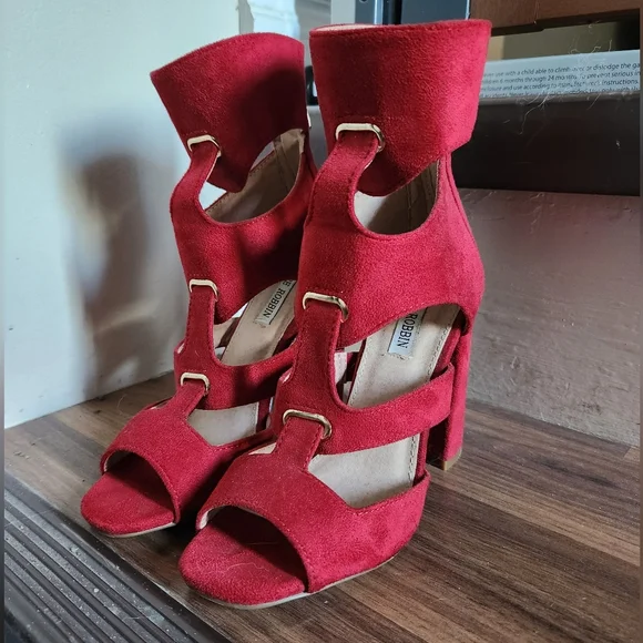 Cape Robbin Red Heels - Picture 4 of 4